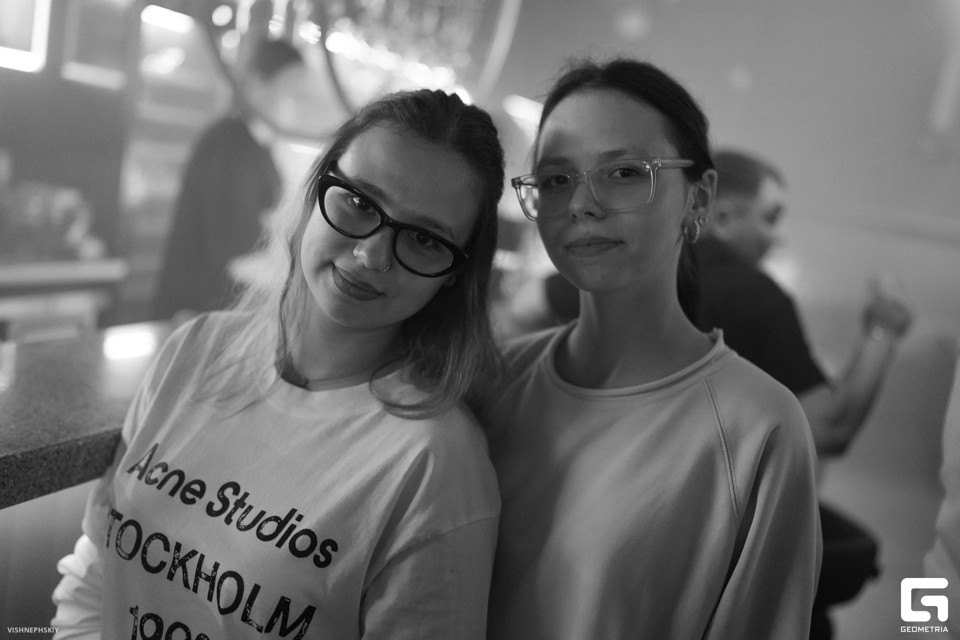 Подруги в чёрно-белом кадре