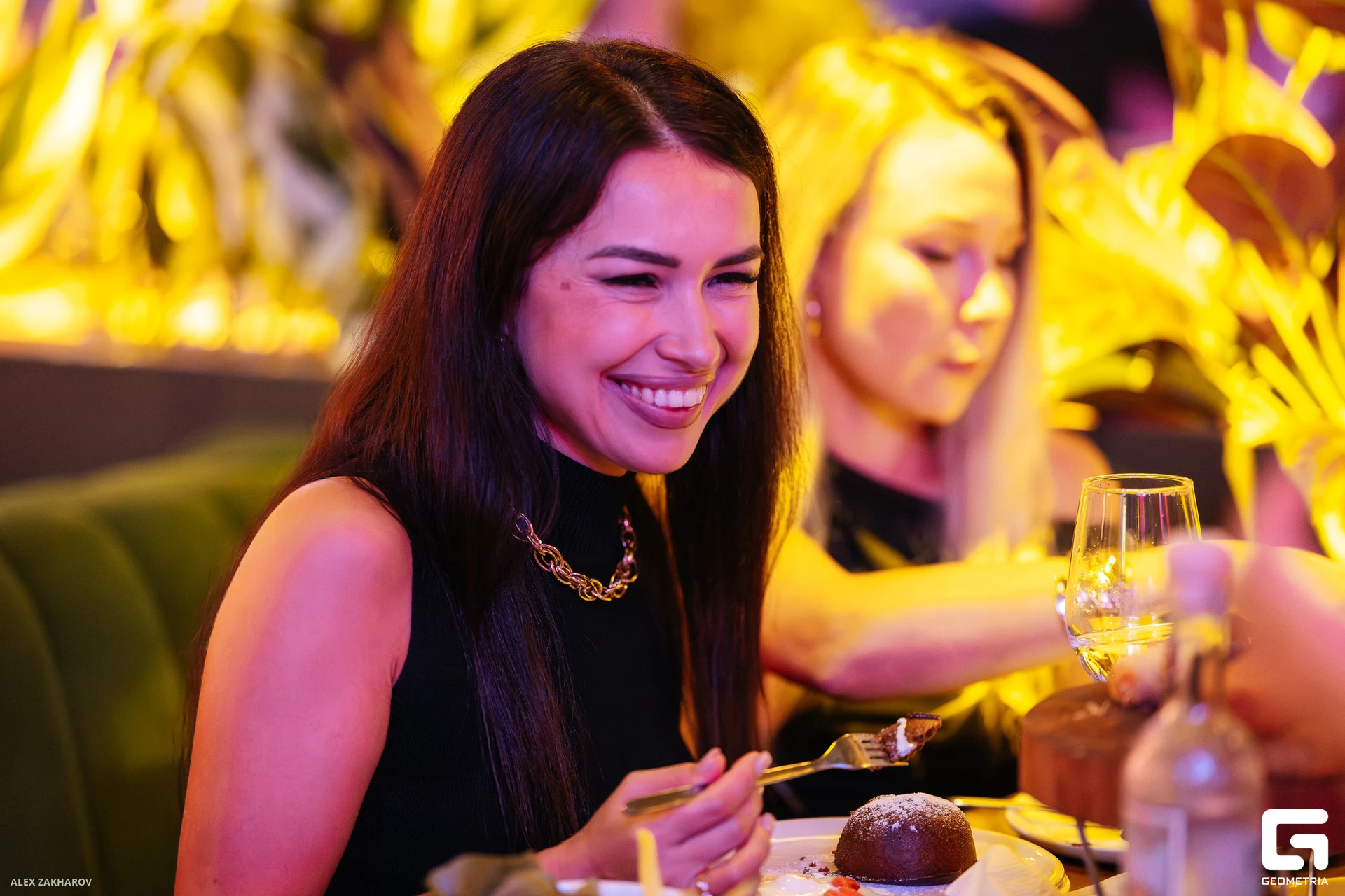 Гости поднимают бокалы