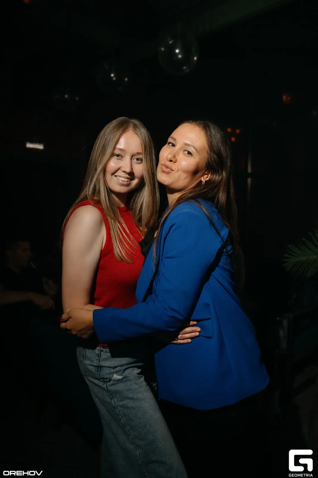 Встреча подруг на вечеринке
