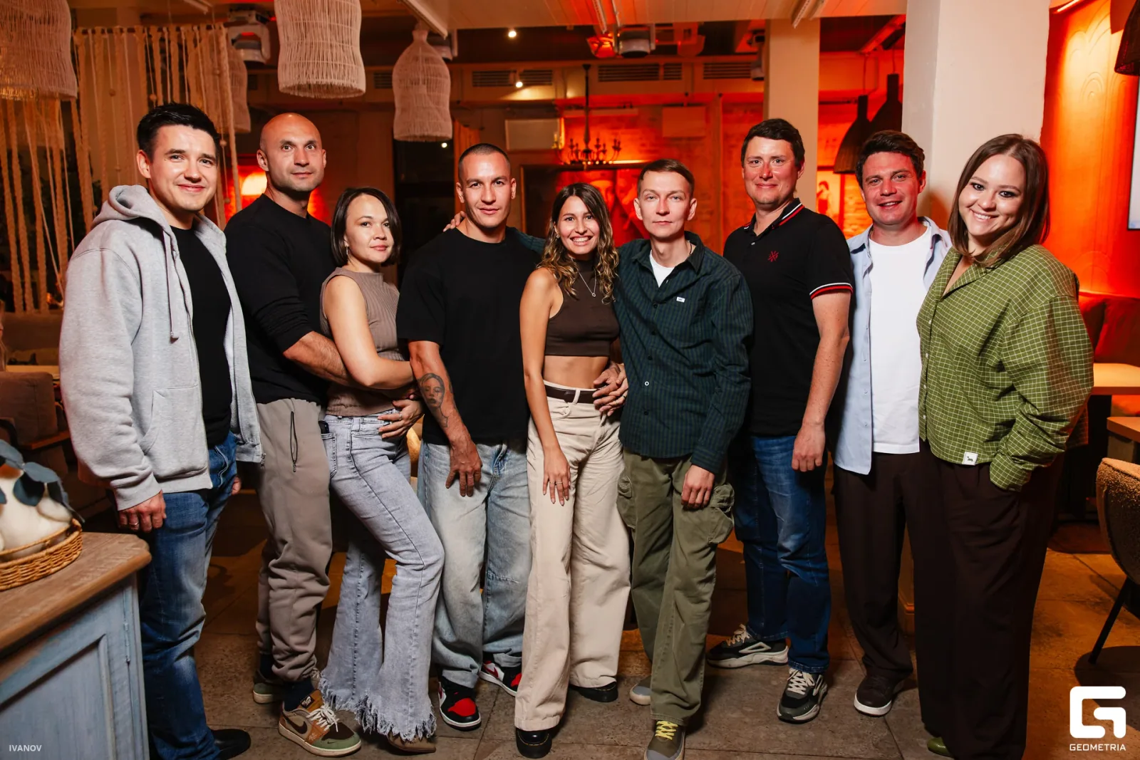 Большая компания в ресторане