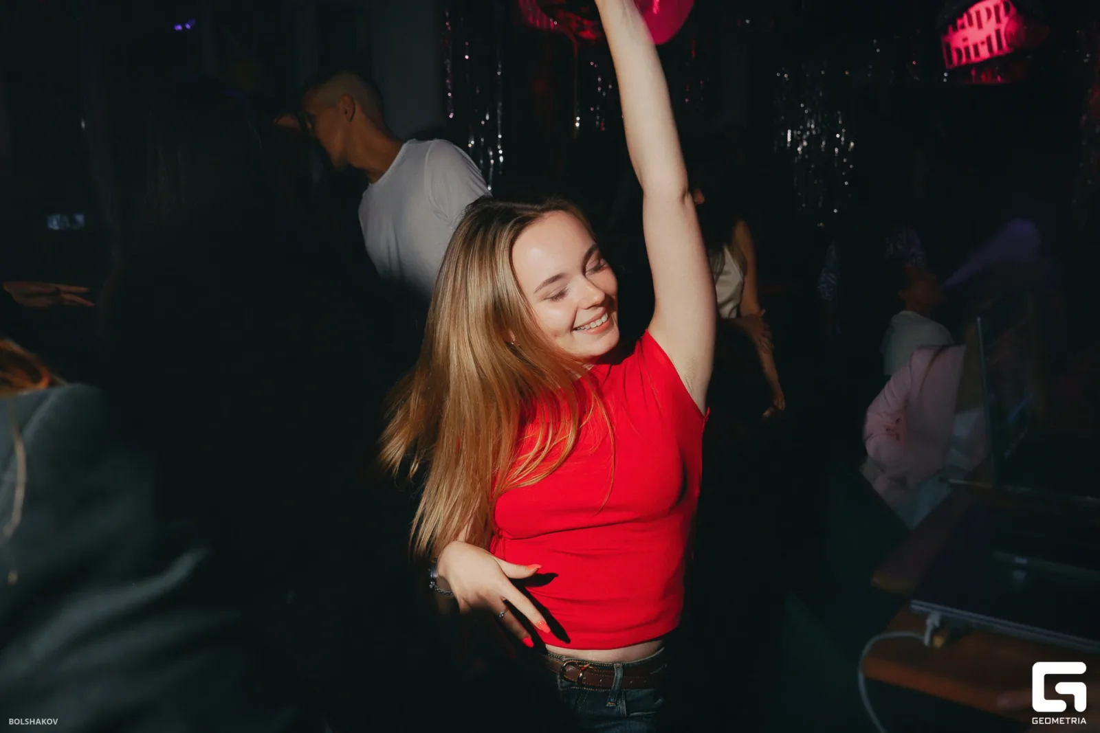 Гостья танцует
