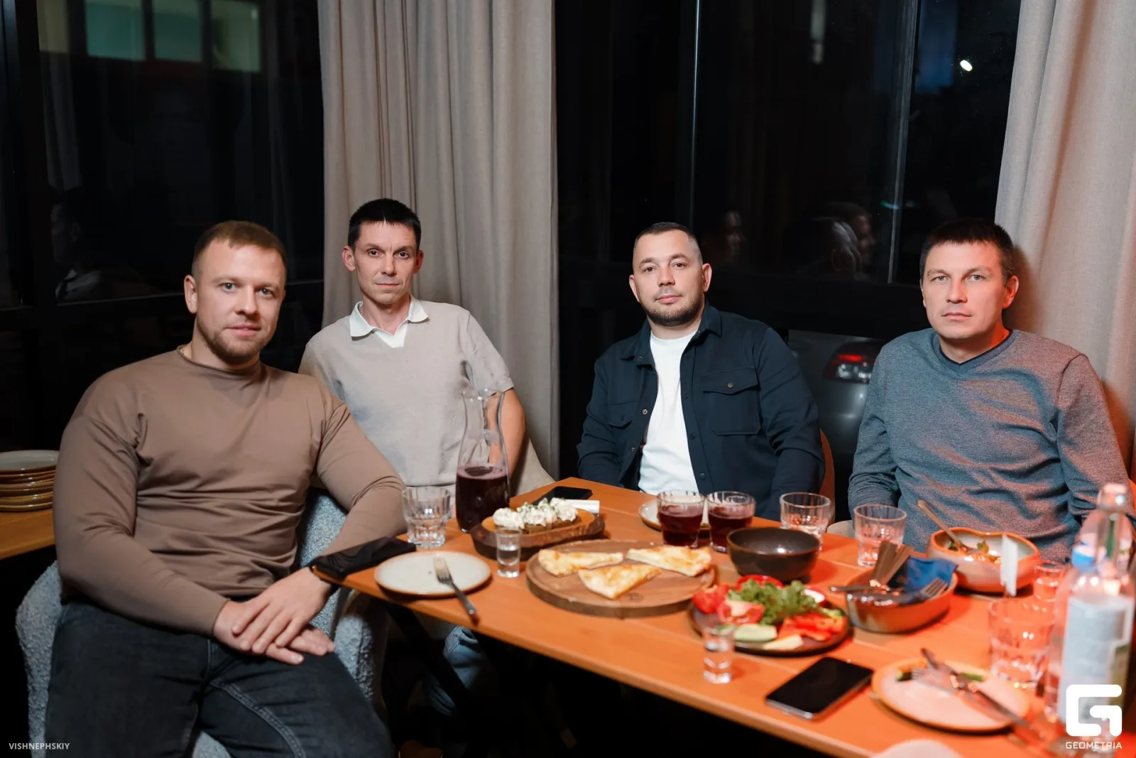 Компания друзей за столом