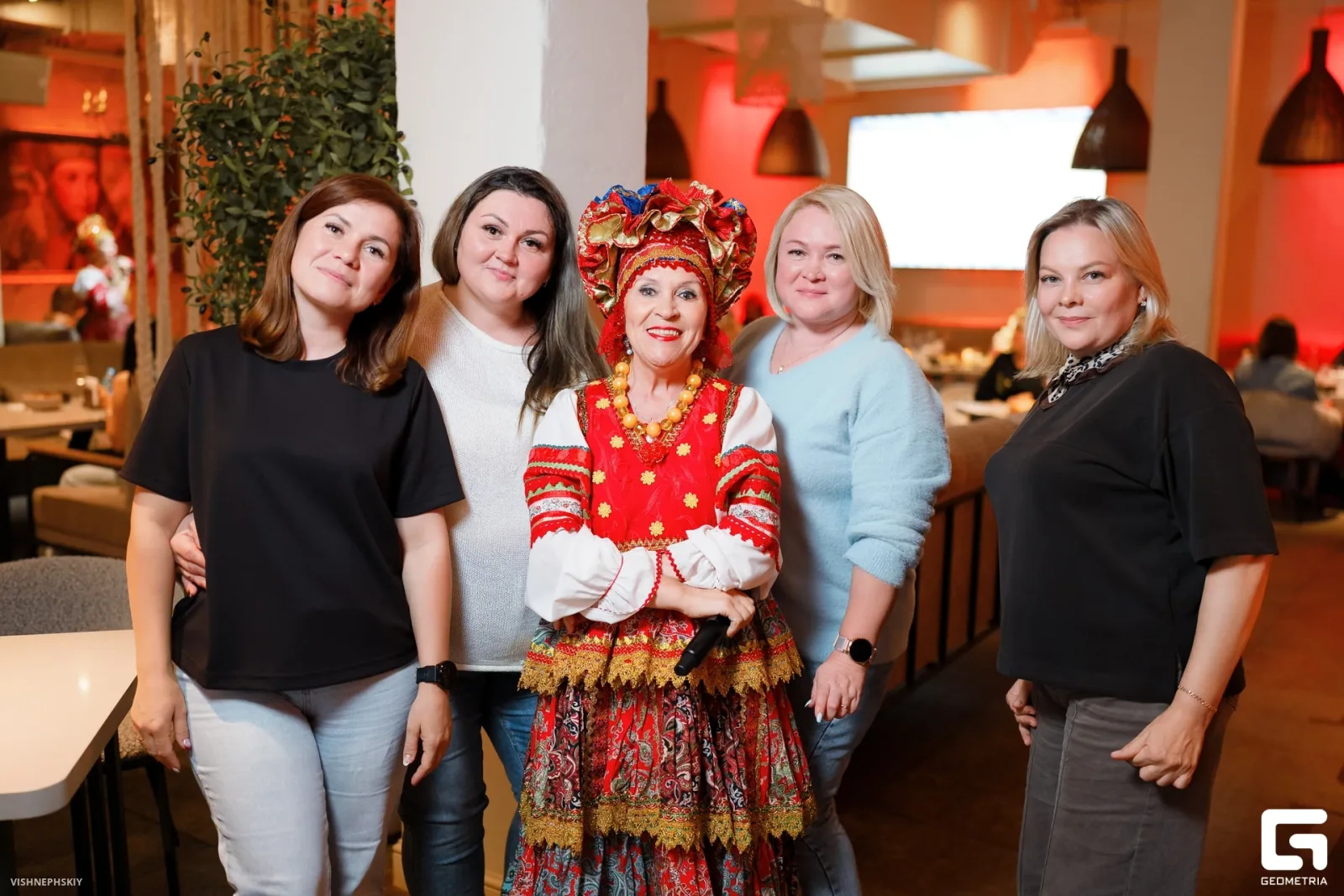 Гости с артисткой в народном костюме