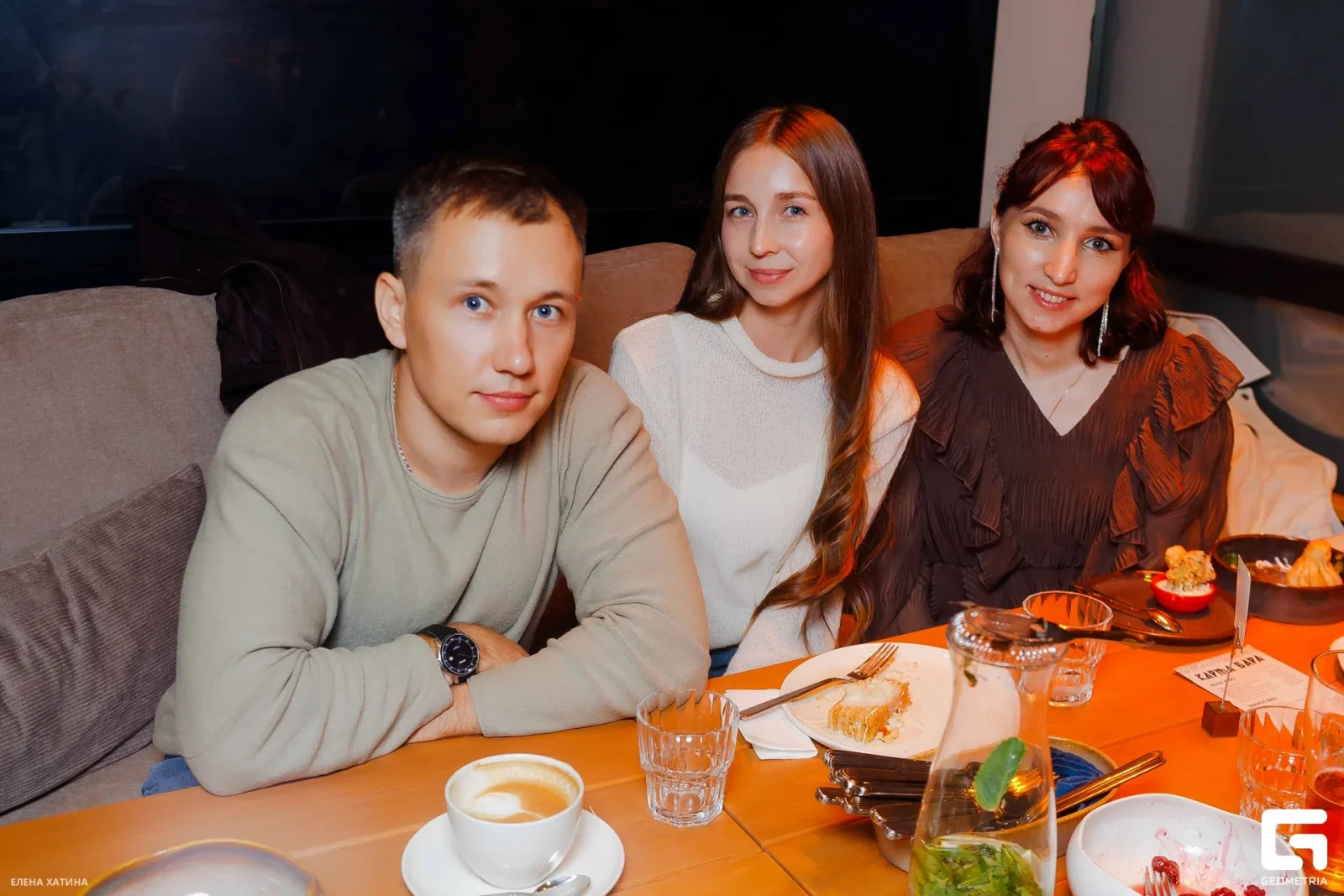 Друзья за праздничным столом