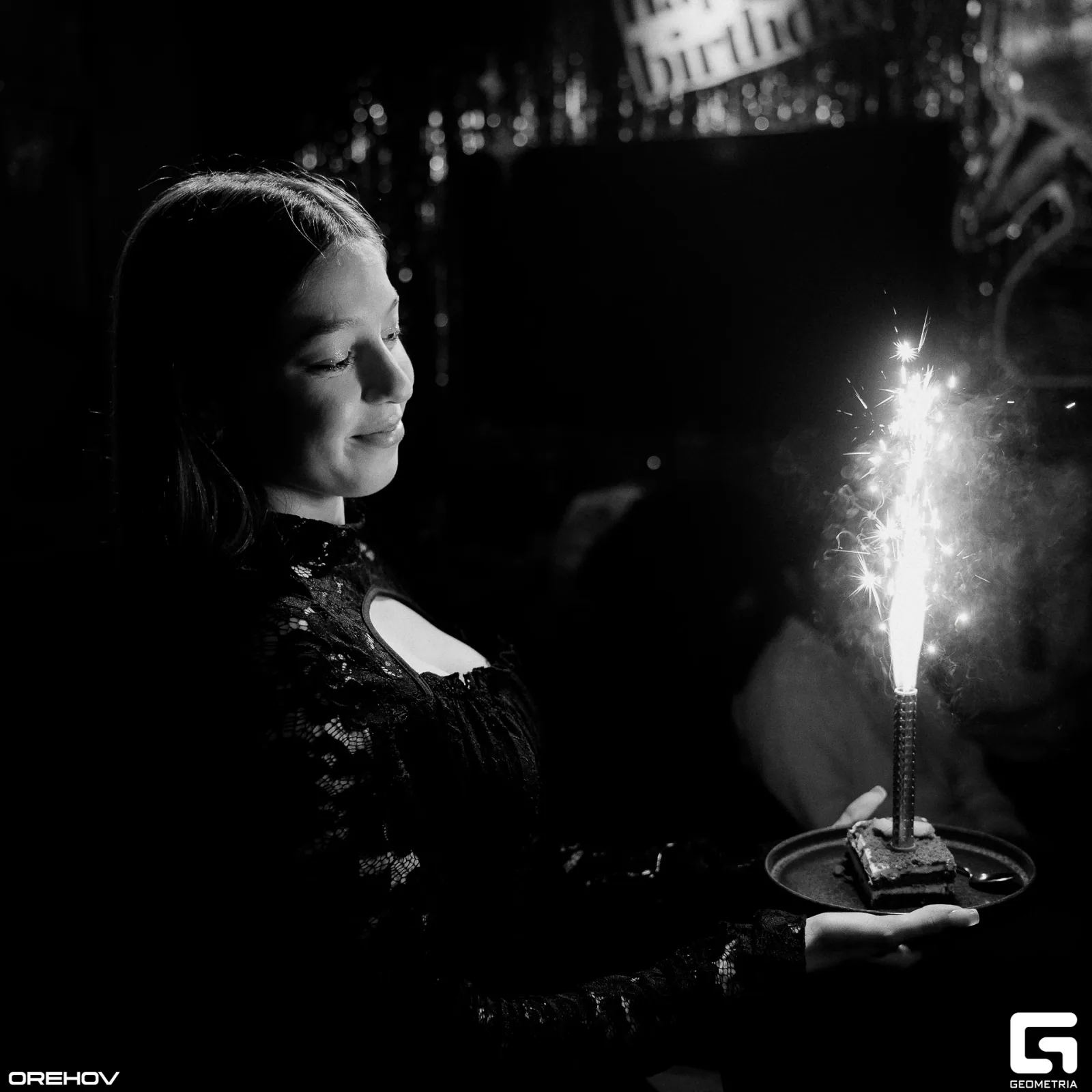 Свеча на десерте в чёрно-белом кадре