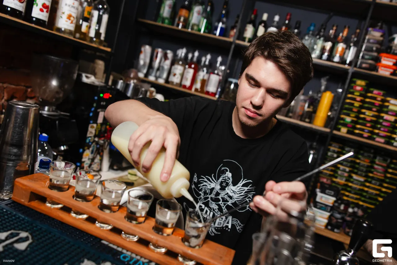 Бармен готовит напитки