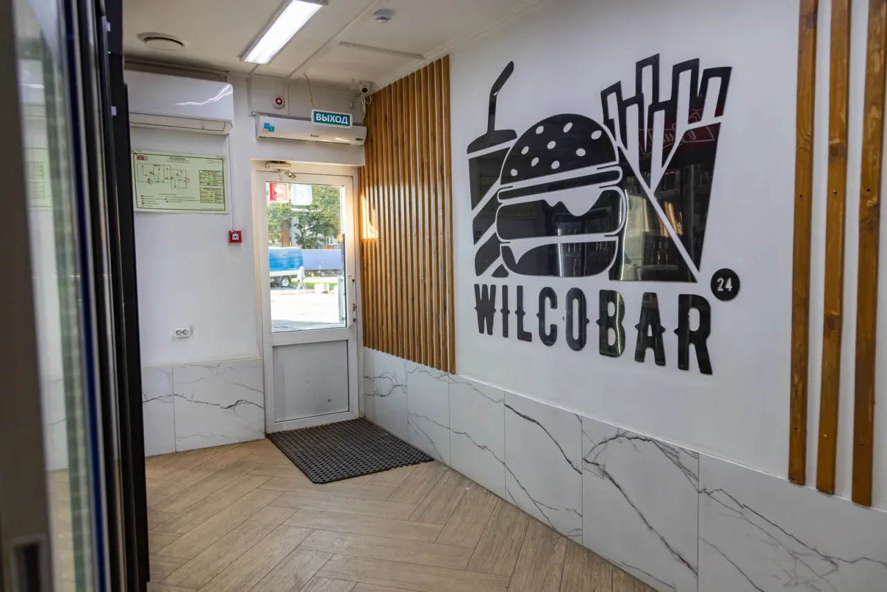 Входная зона с логотипом — Wilco Бар, ул. Николаева, 29к15