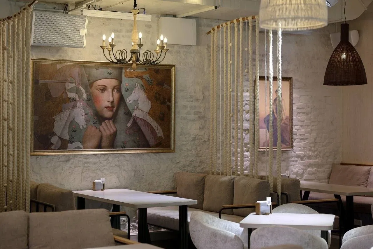 Картина и столики в зале рестобара «Сени»