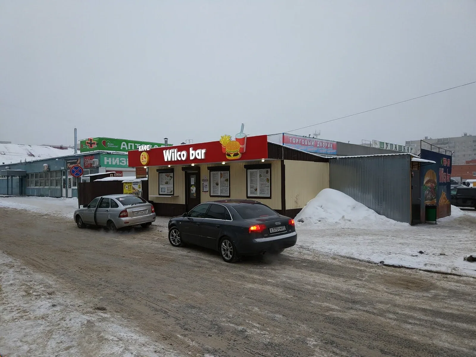 Площадка с автомобилями — WILCO БАР, 324-й Стрелковой Дивизии, 22Д